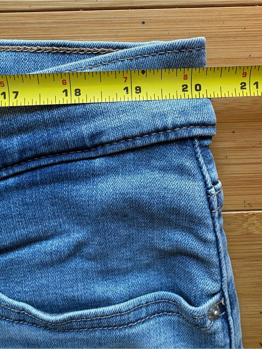 Women’s 20W Levi’s 311 Shaping Skinny Jeans in Light Blue - Picture 13 of 14